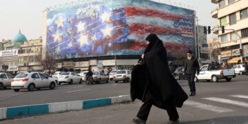 “Si mbjell erën, do të korrësh stuhinë”: Irani paralajmëron SHBA-në për hakmarrje me një poster madhështor në Teheran