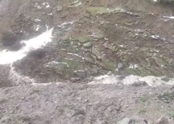 Situatë alarmante në Malëshovë të Këlcyrës, çarja e tokës kërcënon jetën e tri familjeve.