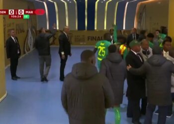 Skandal në finalen e Kupës së Afrikës: Trajneri i Senegalit kërkon që lojtarët të braktisin fushën për një penallti të kontestuar.