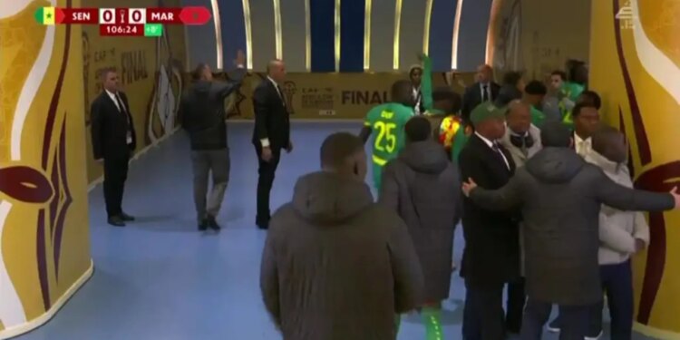 Skandal në finalen e Kupës së Afrikës: Trajneri i Senegalit kërkon që lojtarët të braktisin fushën për një penallti të kontestuar.
