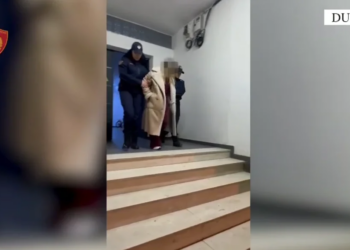 "Strehë" prostitucioni në Durrës: Punonjëset e shfrytëzuara për prostitucion refuzojnë të hapin dyert, ndërhyn shërbimi zjarrfikës.