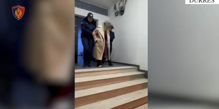 "Strehë" prostitucioni në Durrës: Punonjëset e shfrytëzuara për prostitucion refuzojnë të hapin dyert, ndërhyn shërbimi zjarrfikës.