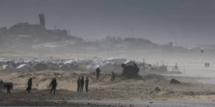 Stuhia e fuqishme godet Gazën; Qindra tenda janë përmbytur, 6 njerëz kanë humbur jetën, përfshirë një fëmijë njëvjeçar.