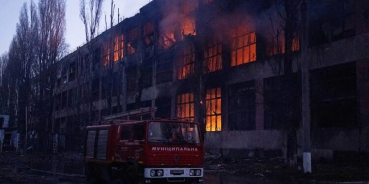 Sulmet me dron nga Rusia në Ukrainë çojnë në vdekjen e 6 personave të rinj; bisedimet për paqe pritet të rinisin të dielën.