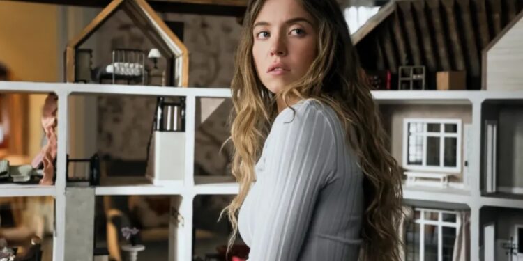 Sydney Sweeney shfaqet e zhveshur në revistë, arrin sukses rekord në shitjet e biletave.