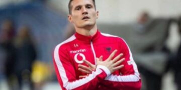 Taulant Xhaka ndan ndjenjat e tij: Fanela kuqezi, nder dhe krenari, është më e bukura në botë.