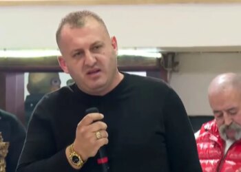 "Të dua më shumë se babanë tim" / Takimi me qytetarët në Laprakë, demokrati befason të pranishmit me deklaratën për Berishën.