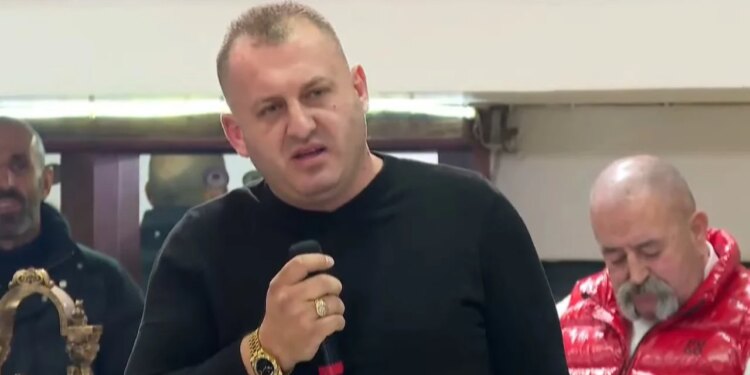 "Të dua më shumë se babanë tim" / Takimi me qytetarët në Laprakë, demokrati befason të pranishmit me deklaratën për Berishën.