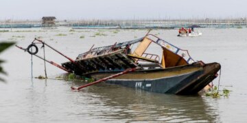 Të paktën 7 persona humbën jetën dhe shumë të tjerë janë raportuar të zhdukur si pasojë e fundosjes së një varke me emigrantë në Gambia.