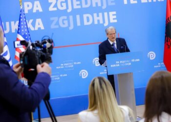 “Të premten do të zhvillohet takimi i opozitës”/ Berisha: Ekzekutivi po përdor rregulloren e Parlamentit për të mbrojtur Ballukun