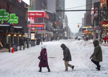 Të vdekurit nga kushtet e këqija të motit në SHBA arrijnë në 38, ndërsa një tjetër valë ftohti pritet këtë fundjavë.