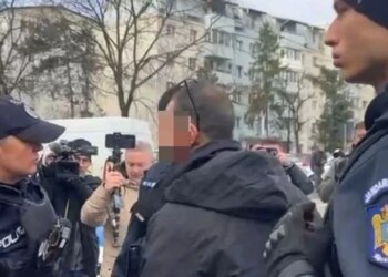 Tension në Rumani: Tifoz i PAOK godet kamerën e gazetarit para spitalit që po trajton tre të plagosurit.