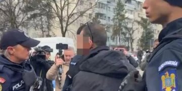 Tension në Rumani: Tifoz i PAOK godet kamerën e gazetarit para spitalit që po trajton tre të plagosurit.