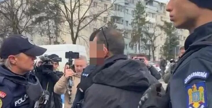 Tension në Rumani: Tifoz i PAOK godet kamerën e gazetarit para spitalit që po trajton tre të plagosurit.