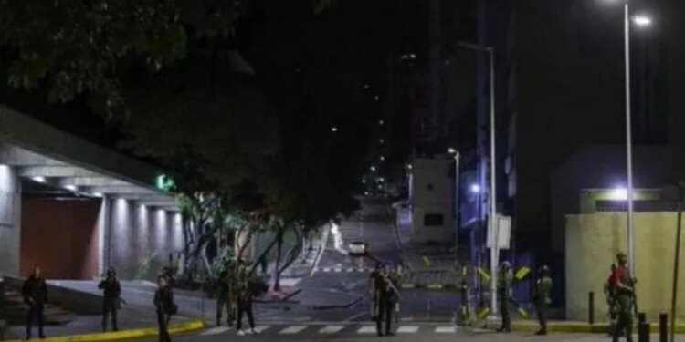 Tension në Venezuelë pas ndalimit të Nicolas Maduros, shpërthime armësh në afërsi të pallatit presidencial.