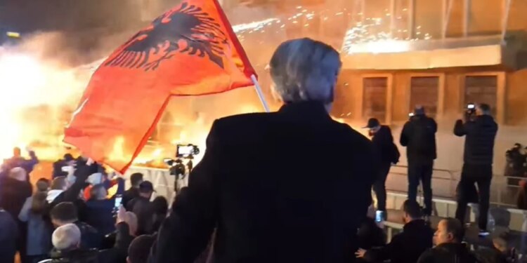 Tensionet rriten në protestën e opozitës, me hedhjen e molotovëve drejt Kryeministrisë.