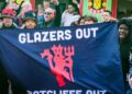 Tifozët e Manchester United shprehin pakënaqësinë e tyre ndaj pronarëve në një protestë para takimit me Fulham.