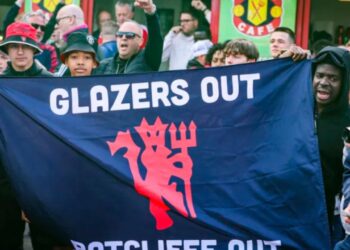 Tifozët e Manchester United shprehin pakënaqësinë e tyre ndaj pronarëve në një protestë para takimit me Fulham.