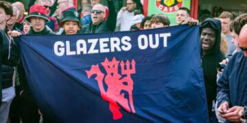 Tifozët e Manchester United shprehin pakënaqësinë e tyre ndaj pronarëve në një protestë para takimit me Fulham.