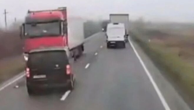 Tifozët e PAOK-ut që po udhëtonin drejt Francës përfshihen në një aksident me një kamion në Rumani, rezultati i të cilit janë 6 të vdekur dhe 3 persona të lënduar.