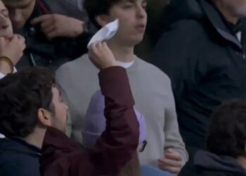 Tifozët e Realit shprehin pakënaqësinë e tyre ndaj presidentit Florentino Perez duke valëvitur shami të bardha… kërkojnë largimin e tij.