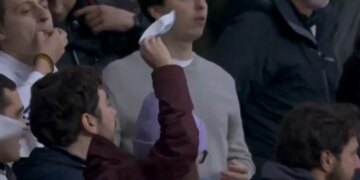 Tifozët e Realit shprehin pakënaqësinë e tyre ndaj presidentit Florentino Perez duke valëvitur shami të bardha… kërkojnë largimin e tij.