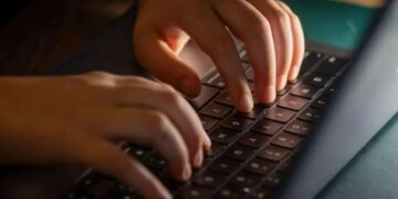 “Tigri i Bardhë”: 21-vjeçari para gjykatës për kërcënimin e adoleshentëve dhe nxjerrjen e tyre në vetëvrasje ‘online’