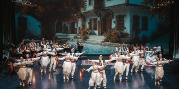 “Tirana, një qytet i veçantë” – Ansambli sjell tingujt, folklorin dhe traditat e kryeqytetit.