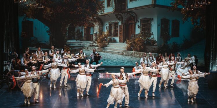 “Tirana, një qytet i veçantë” – Ansambli sjell tingujt, folklorin dhe traditat e kryeqytetit.