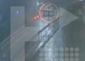 Tornado në Greqi ngre një makinë në ajër, mrekullisht shpëton shoferi