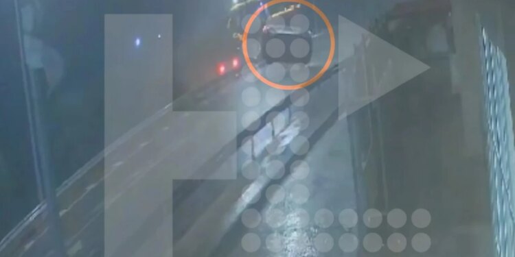 Tornado në Greqi ngre një makinë në ajër, mrekullisht shpëton shoferi