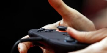 Tragjedia: Një 11-vjeçar qëllon vdekjen e babait të tij pasi merr armën nga një videogame.