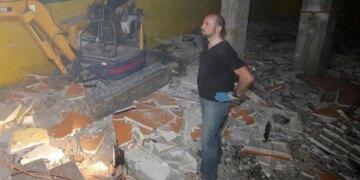 Tragjedia e natës së ndërrimit të viteve me më shumë se 40 viktima: zbulohet historia e errët e pronarit të barit që u përfshi nga flakët, i dënuar më parë në Francë për…