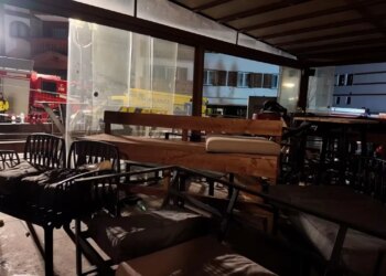 Tragjedia në qendrën e skijimit në Zvicër/ Dëshmitarët rrëfejnë: Zjarri u shkaktua nga fishekzjarret pranë shampanjës dhe kamarierëve...