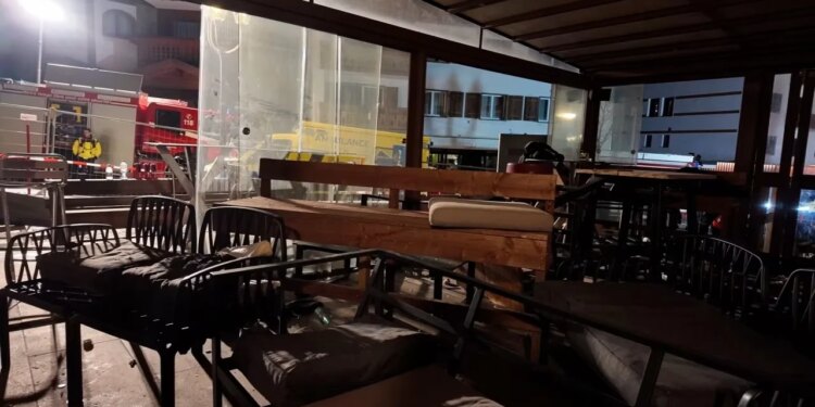 Tragjedia në qendrën e skijimit në Zvicër/ Dëshmitarët rrëfejnë: Zjarri u shkaktua nga fishekzjarret pranë shampanjës dhe kamarierëve...