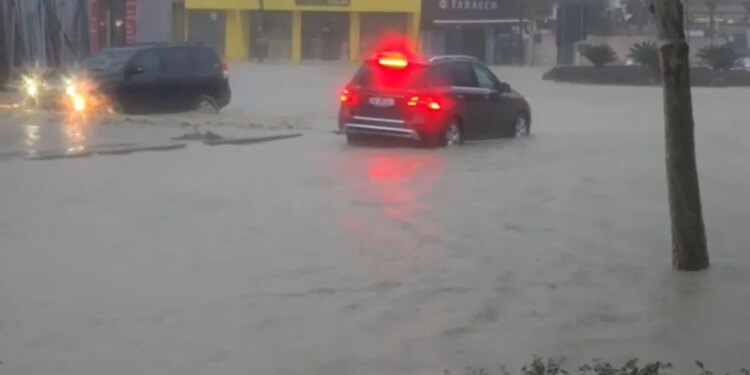 Tre shtëpi u përmbytën nga shiu në Durrës, 8 familje u evakuan.