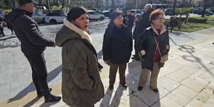 “Tregtarët e Tregut Industrial protestojnë sërish për zgjidhje nga Bashkia e Vlorës”