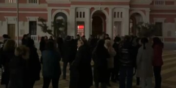 Tregtarët e tregut industrial në Vlorë protestojnë pas njoftimit për largim brenda tre ditësh nga aktiviteti i tyre.