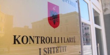 Tregtia në internet po i shton hapësirat e saj, ndërsa institucionet mbesin pas. KLSH: Mungesa e një strategjie nga MSH, tatimet dhe AKEP po rezulton në humbje prej milionash lekësh.