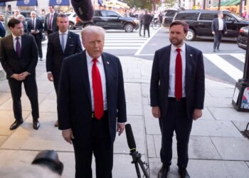 Trump blen këpucë për zyrtarët e lartë, një situatë e pazakontë në Shtëpinë e Bardhë për disa modele më të mëdha.