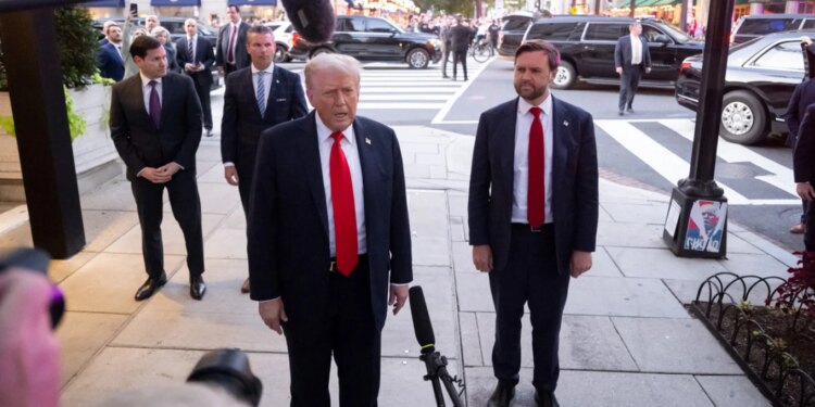 Trump blen këpucë për zyrtarët e lartë, një situatë e pazakontë në Shtëpinë e Bardhë për disa modele më të mëdha.