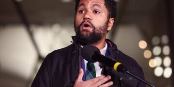 “Trump do të më nxjerrë jashtë”/ Ngjarje e dhunshme në një festival në Florida, kongresmeni Demokrat sulmohet fizikisht.