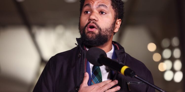 “Trump do të më nxjerrë jashtë”/ Ngjarje e dhunshme në një festival në Florida, kongresmeni Demokrat sulmohet fizikisht.