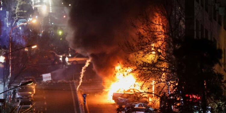 Trump kërcënoi me rritjen e tarifave për vendet që bashkëpunojnë ekonomikisht me Iranin; identifikohen shtetet më të prekura.