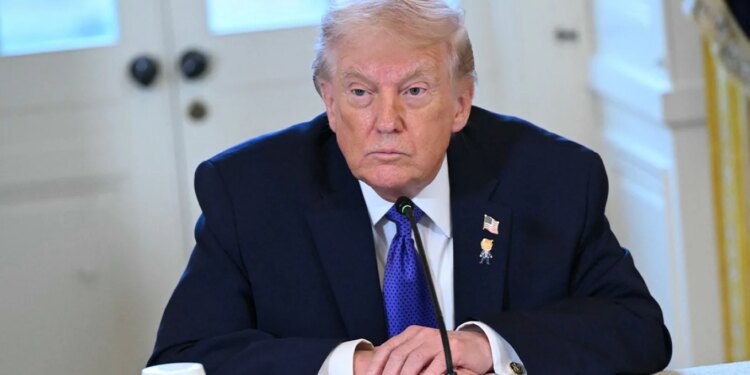 Trump rrit masat ekonomike, Presidenti amerikan vendos tarifa prej 25% për shtetet që tregtojnë me Iranin.