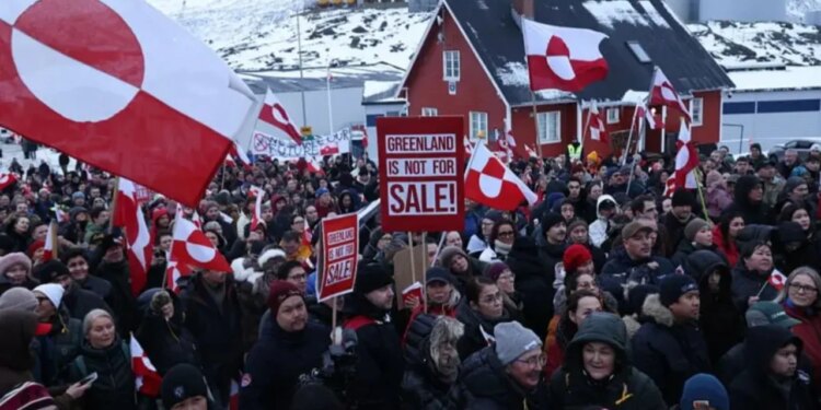 Trump shpalli tarifa; Protesta në Nuuk dhe Kopenhagë: Groenlanda nuk është në treg.