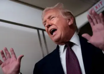 Trump sugjeroi një kufizim njëvjeçar për interesin e kartave të kreditit, duke shkaktuar një rënie të menjëhershme të aksioneve bankare.