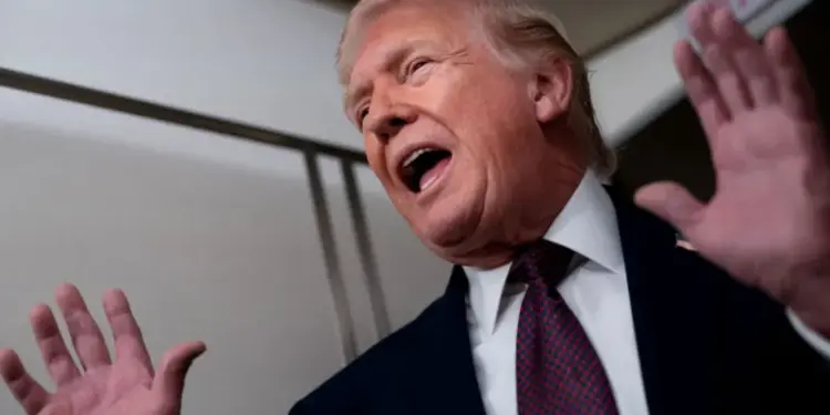 Trump sugjeroi një kufizim njëvjeçar për interesin e kartave të kreditit, duke shkaktuar një rënie të menjëhershme të aksioneve bankare.