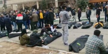 Trupa të humbur, varreza të përmasave të mëdha dhe ‘30 mijë viktima’: çfarë fshihet pas shifrës së viktimave në Iran?