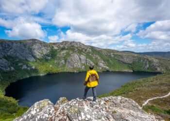 Turistët dërgohen në burime termale të shpikura nga një sistem AI në faqen e një kompanie udhëtimesh.